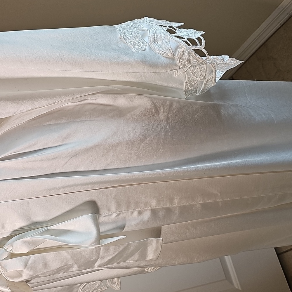 Meshki Ivory Satin Lace-Trim Robe - Picture 3 of 8